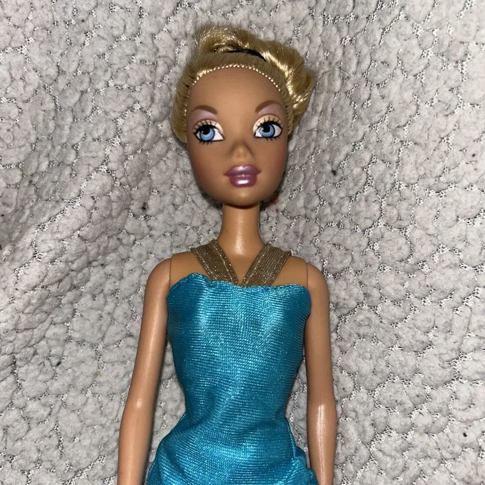 My Scene BARBIE Doll with Long Blonde Hair, Blue Eyes, Pierced Ears‎ Kennedy C2